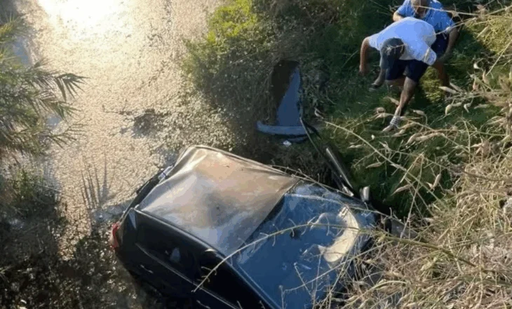 Aksident i rëndë në Sarandë/ Makina bie nga ura, shoferi niset me urgjencë drejt Tiranës