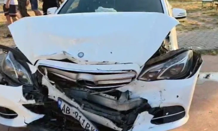 Aksident i rëndë në vend/ Makina përplaset me automjetet e parkuar pranë një këndi lojërash (Detaje)