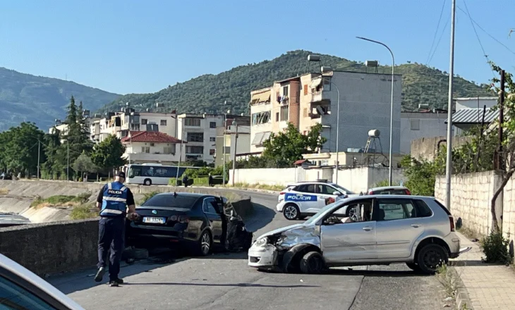 Aksident i trefishtë në Elbasan, raportohet për disa të plagosur