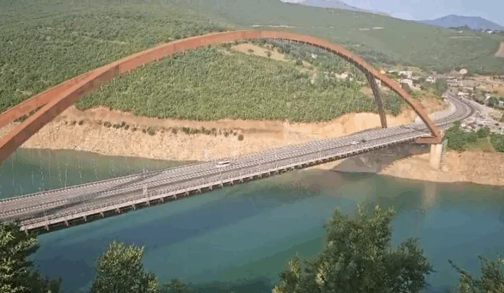 Aksident i trefishtë në Urën e Re të Kukësit, devijohet trafiku