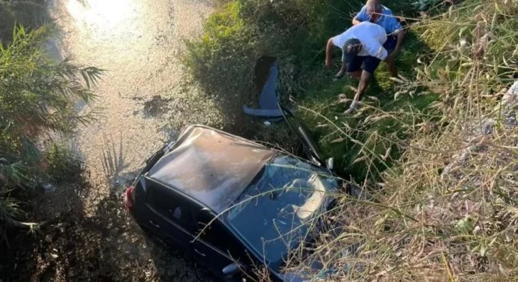 Aksident në aksin Delvinë-Sarandë, makina del nga rruga dhe plagoset shoferi