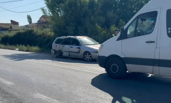 Aksident në aksin Fier-Levan, makina përplaset me shtyllën e tensionit