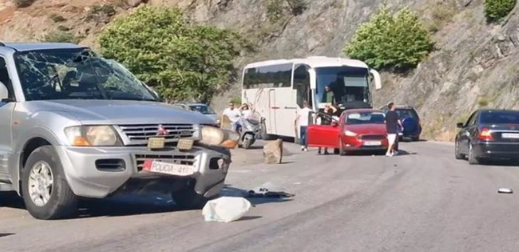 Aksident në Elbasan-Librazh, guri bie nga kodra në mes të rrugës, dëmton disa automjete