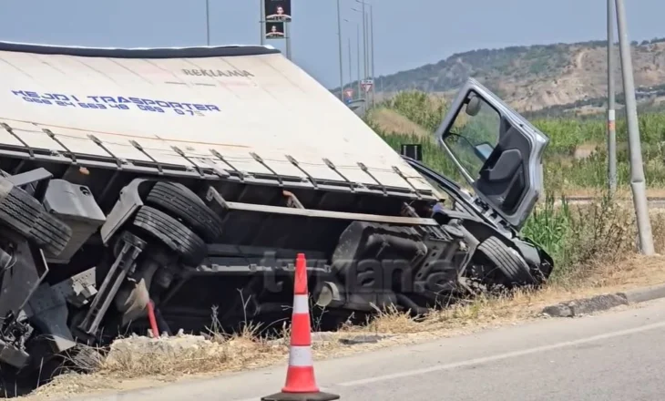 Aksident në Fier, shoferit të kamionit i bllokohet timoni dhe përfundon në kanal
