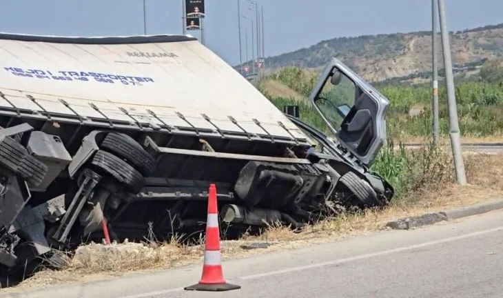Aksident në Levan/ Kamioni del nga rruga dhe përfundon në kanal
