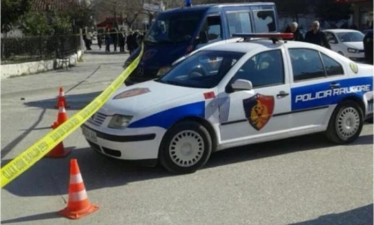 Aksident në Lezhë, makina përfundon në parking dhe përplaset me disa automjete