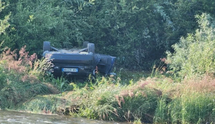 Aksident në ‘Rrugën e Arbrit’, makina përfundon në kanal
