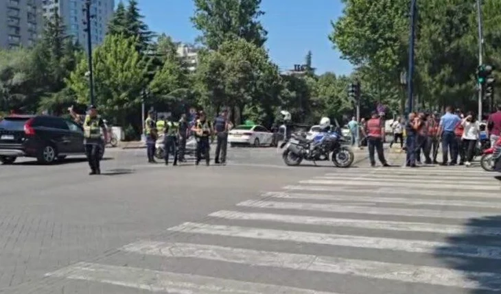 Aksident në Tiranë, taksia përplas dy të mitur me monopatinë pranë ish-Hotel Dajtit