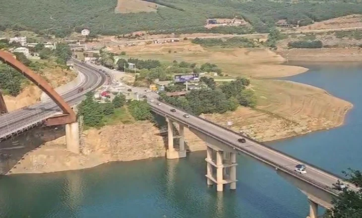 Aksident në Urën e Re të Kukësit, përplasen tre automjete, devijohet trafiku