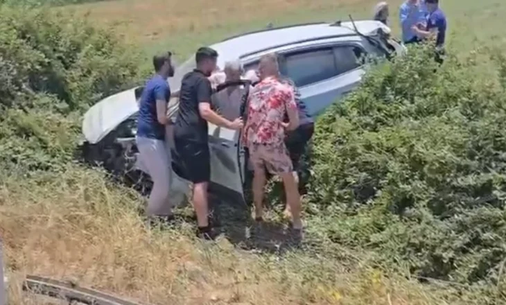 Aksident në Vlorë/ Taksia ku udhëtonin turistët përfundon në parcela, zbardhen detajet e para