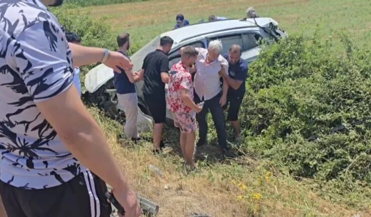 Aksident në Vlorë, taksia me dy turistë përfundon jashtë rruge