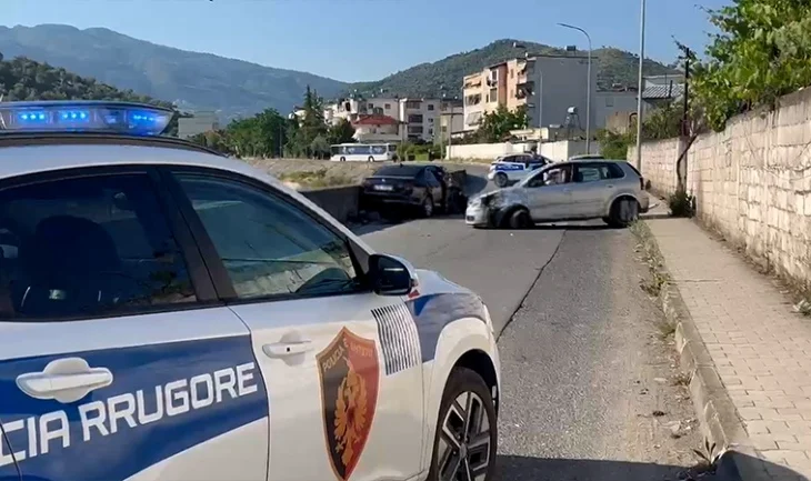 Aksidenti me 5 të plagosur, Policia: 30-vjeçari me plagë në kokë transportohet drejt Traumës