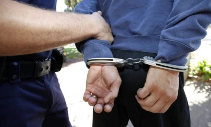 Akuzohet se ngacmoi seksualisht një të mitur, arrestohet 59-vjeçari në Maliq
