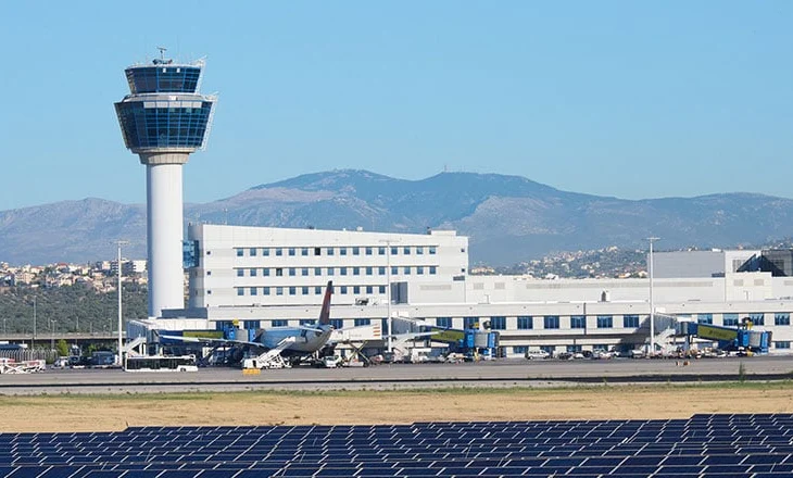 Alarm në aeroportin e Athinës, avioni me 150 pasagjerë bën ulje emergjente, kabina e pilotëve ‘pushtohet’ nga tymi