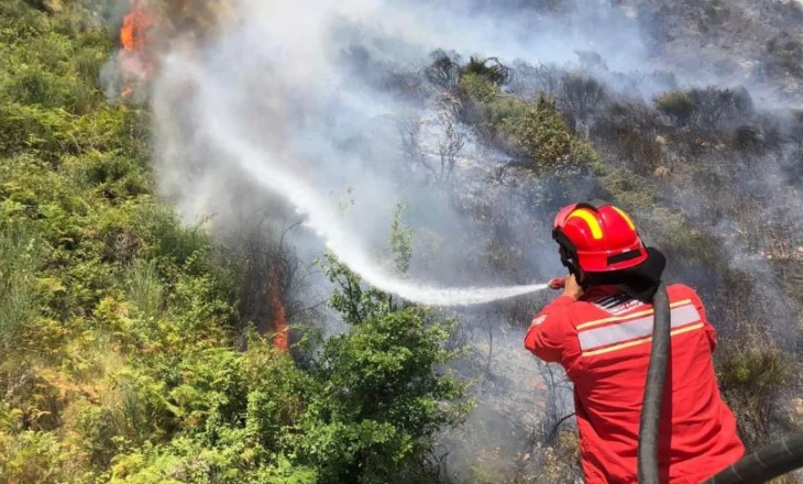 Alarm në jug e veri/ Emergjencat Civile: Vatra aktive në dy qarqe, rreziku ende prezent