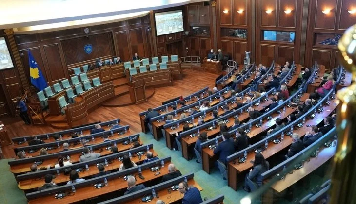 Alarm nga ish-ambasadori në Prishtinë: Zgjidhja për krizën nuk vjen nga Kushtetuta, por nga marrëveshja