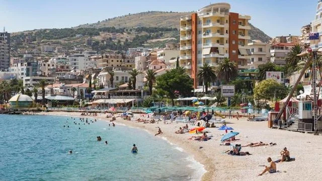 “Albania is calling”/ Trendi i ri në rrjete sociale, ftesë turistëve për të vizituar Shqipërinë