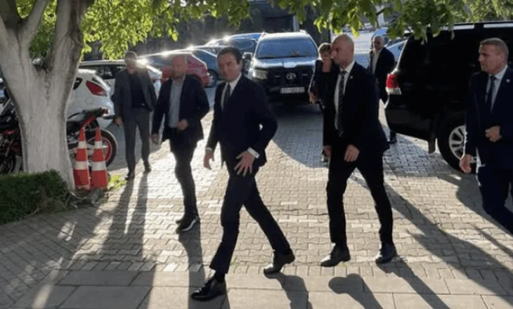 Albin Kurti goditet me vezë në Skënderaj, pezullohen 3 efektivë policie