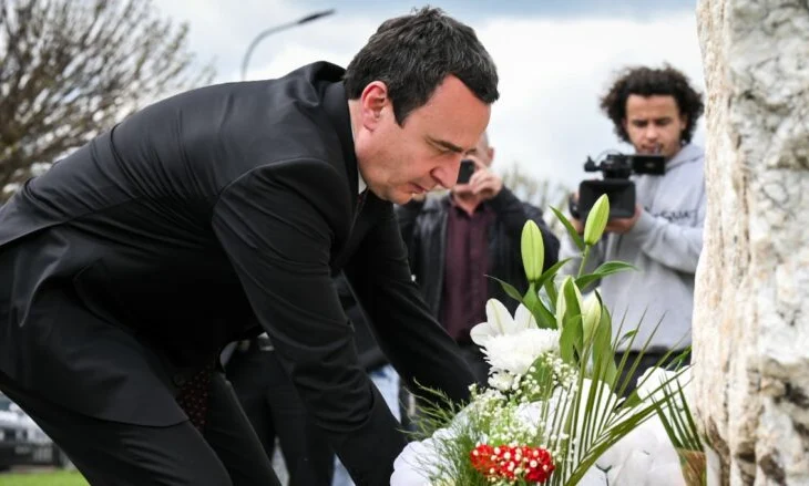 Albin Kurti përkujton masakrën e Deçanit më 1 qershor 1998: Kujtimi i martirëve qëndron në themel të lirisë sonë
