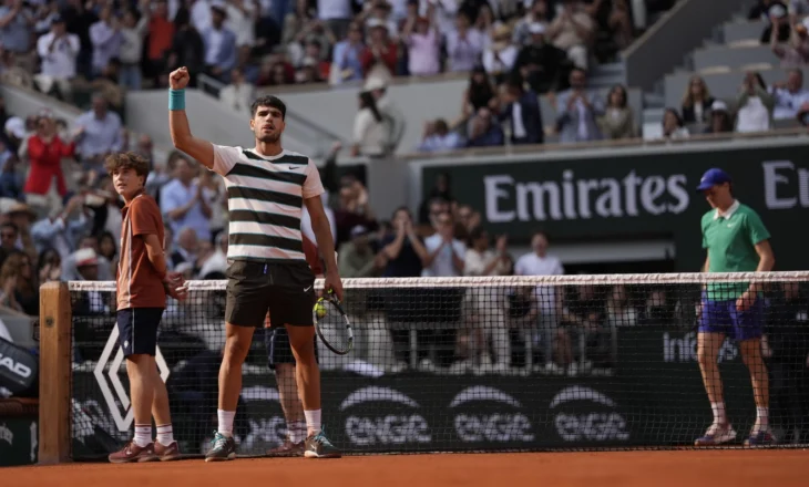 Alcaraz fiton maratonën 5 orëshe ndaj Sinner dhe mbron kurorën e kampionit të Roland Garros