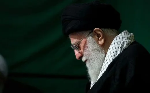 “Ali Khamenei dhe familja e tij janë strehuar në një bunker në veri të Teheranit”