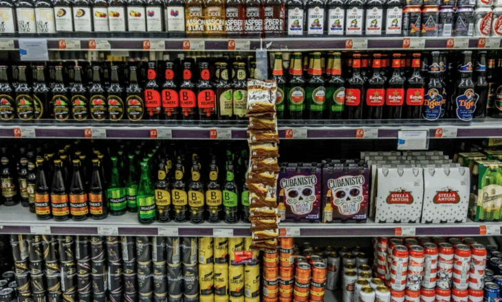 “Alkooli shkakton kancer…”, mjekët kërkojnë vendosjen e etiketave paralajmëruese tek pijet
