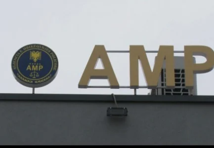 AMP pezullon nga detyra 3 efektivë të “Shqiponjës”, një muaj më parë dhunuan shoferin e një makine