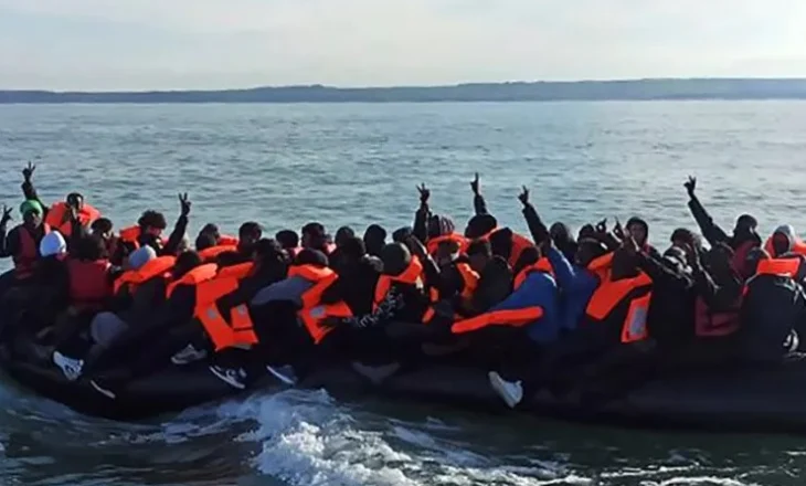 Analiza e NYT: Europa drejt një politike më të ashpër për emigracionin! Konsensus për dëbimet dhe ndalimet në kufi