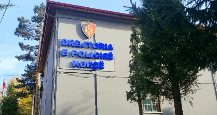 Arrestohet punonjësi i shërbimeve funerale në Maliq, vidhte pllakat e mermerit në varreza dhe i shiste