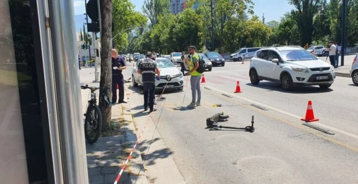 Arrestohet shoferi që aksidentoi 3 të miturit me monopatinë në bulevard