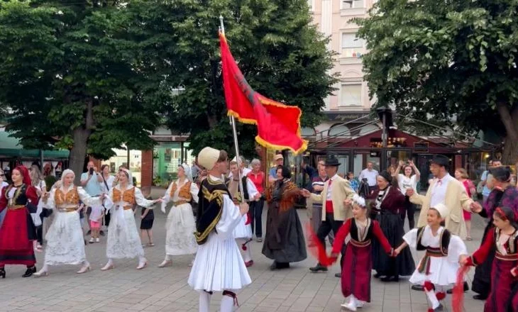 Ballkani shumëngjyrësh ‘zbret’ në rrugët e Korçës! Dhjetëra artistë të folkut performojnë me kostume popullore