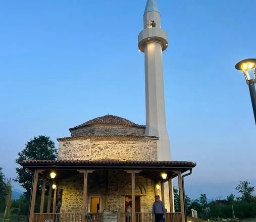 Balluku: Kurban Bajrami në xhaminë e rikonstruktuar, në xhaminë Allajbegi, e cila është ndërtuar para 500 vitesh