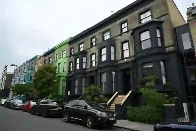 Banorëve të Notting Hill u vjen në majë të hundës me turistët, lyjnë fasadat e banesave të tyre me të zezë