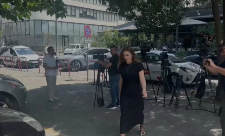 Bashkëshortja e Erion Veliajt, Ajola Xoxa mbërrin në SPAK, zbaton masën “Detyrim paraqitje”