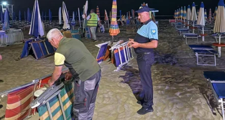 Bashkia e Durrësit nis në mes të natës aksionin për lirimin e plazheve publike