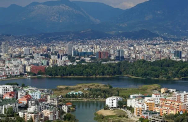 Bashkia e Tiranës spërkat zonën e Liqenit Artificial për të larguar gjarpërinjtë