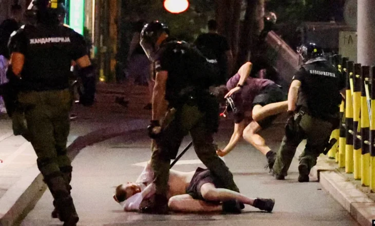 Beograd: 77 persona të ndaluar në protestë, Vuçiq paralajmëron arrestime të reja