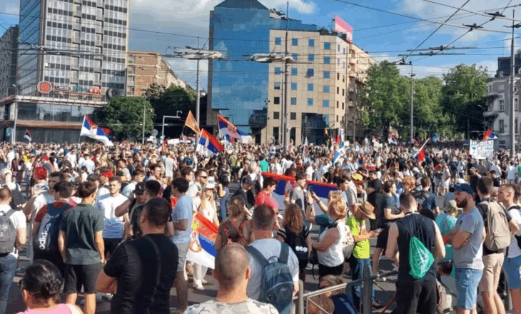 Beogradi dyndet në protesta, studentët kërkojnë zgjedhje të parakohshme, pala tjetër mbron Vuçiç