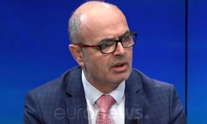 Berisha nxiu Shqipërinë në PPE, shpërthen Petro Koçi: Flet si zëdhënës i Putinit, qëndrim racist kundër shqiptarëve! 