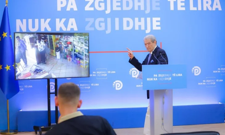 Berisha publikon një video dhe e komenton vetë: Ja si e vulosin fletën. Ja ku e fut, pastaj e nxjerr…