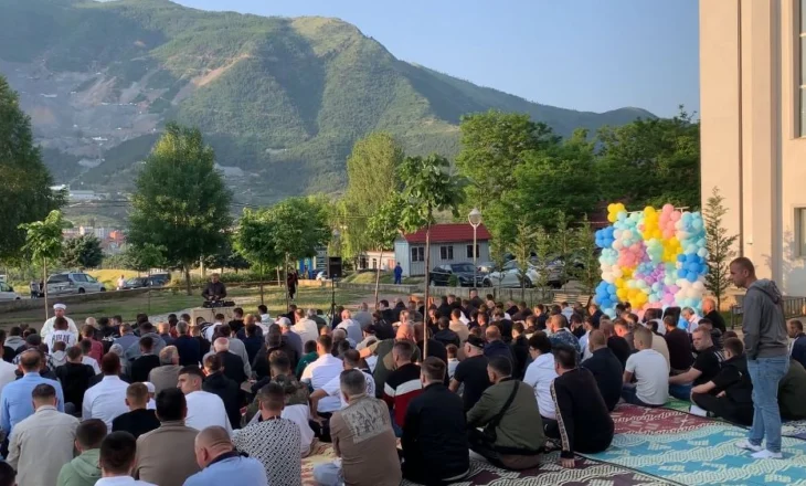 Besimtarët myslimanë në Bulqizë falin namazin e Kurban Bajramit