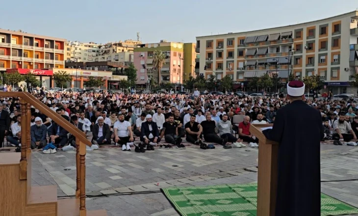 Besimtarët myslimanë në Fier falin namazin e Kurban Bajramit