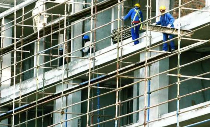 Bie nga lartësia, humb jetën punëtori i huaj në Tiranë! Pranga inxhinierit, në kërkim administratori i firmës