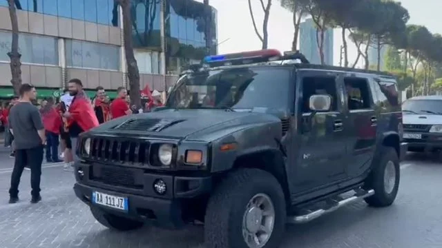 Bulevardi “Dëshmorët e Kombit” i mbushur me tifozë kuqezi, mbërrijnë dhe forcat policore