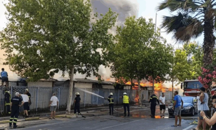 Çfarë lanë pas zjarret! Flakët shkrumbojnë 56 ha me pyje, tregtarët në Durrës largojnë sendet e djegura