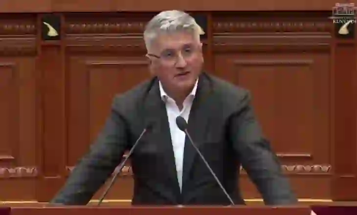 Çfarë ndodhi në Akademinë e PS/ Satira e Agron Gjekmarkaj: Po pres që Babo të më caktojë në vendin e Taos