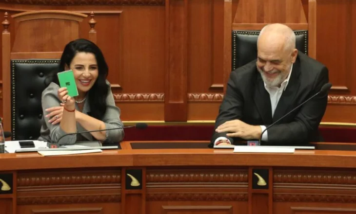 Çfarë u pa sot në Kuvend/ Rama kthehet nga NATO i buzëqeshur, Manja dhe Dhima “shkrihen” së qeshuri, Braçe shkëlqen me look (Fotot)