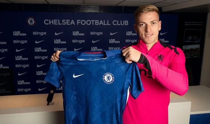 Chelsea zyrtarizoi blerjen e parë, sulmuesi 22-vjeçr merr fanellën me nr.9 dhe premton trofe