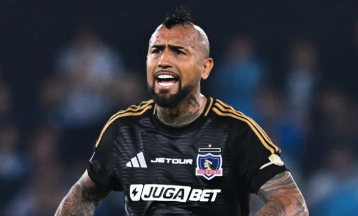 “Çmendet” Arturo Vidal, humb penalltinë, shënon autogol dhe në fund zihet me portierin e ekipit të tij (video)