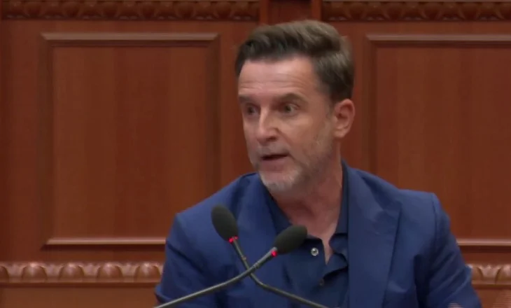 “Ç’të bëjmë, presim…”/ Braçe i revoltuar ndaj OSHEE: Prenë asfaltin dhe e lanë me çakull e pluhur